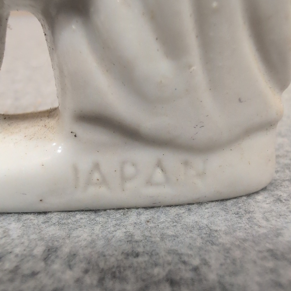 Vintage Porcelain Colonial Couple Figurine Made in Japan Hand Painted - Picture 3 of 5